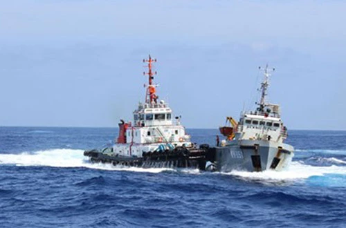 Tàu Trung Quốc chĩa súng, vây bắt tàu cá Việt Nam, xâm nhập lãnh hải Nhật Bản