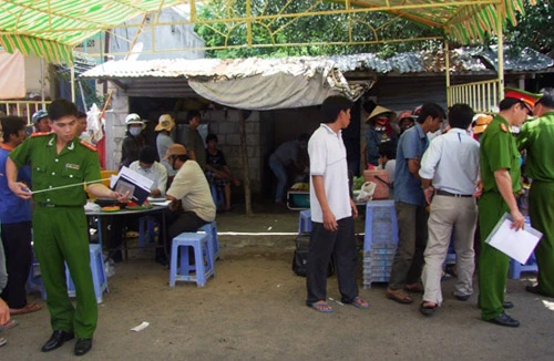 Nghi ngoại tình, vợ dùng dao đâm chồng đứt ruột