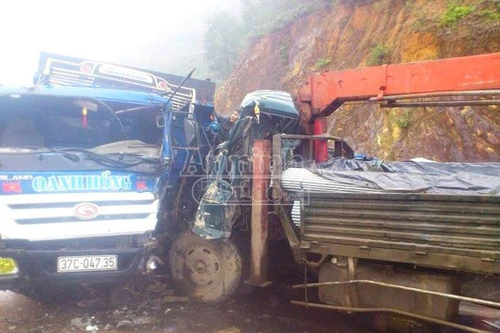 Xe tải nát bét sau cú đấu đầu kinh hoàng, 5 người bị thương nặng