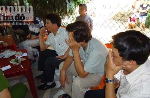 Công chức nhà nước bỏ làm, đi đánh bạc