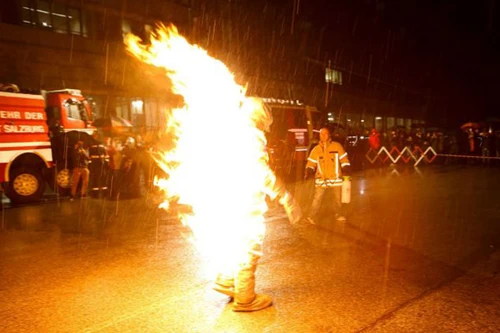 Vợ châm lửa giúp chồng hóa "ngọn đuốc sống", lập kỉ lục Guinness