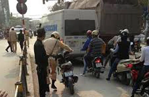 Đánh người gãy tay do va chạm giao thông