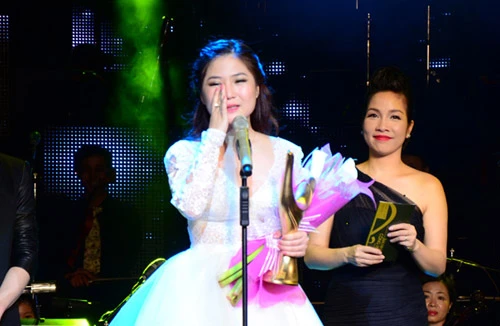 Hương Tràm òa khóc nhận giải Nghệ sĩ mới của năm