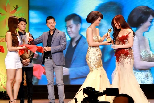 Hương Tràm giành giải Nghệ sĩ trẻ triển vọng