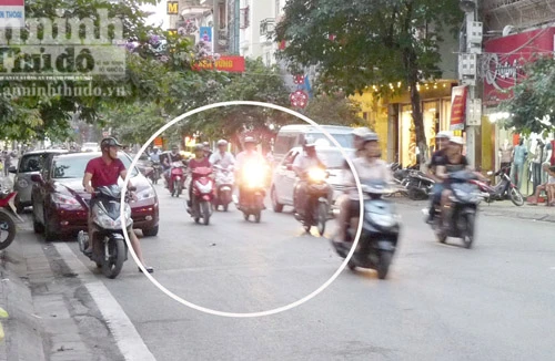 Bắt xe vi phạm luật giao thông, 1 chiến sĩ công an bị tông gãy chân