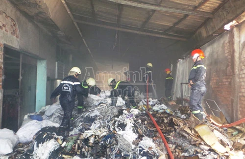 Xưởng may cháy lớn, hàng trăm công nhân hốt hoảng tháo chạy