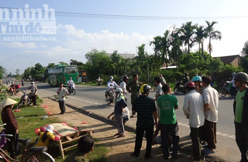 Xe khách vượt ẩu, tông chết cụ già 60 tuổi