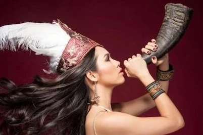 Chiếc tù và Hoàng My mang theo được đấu giá hơn 300 triệu