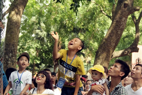 Xúc động Tết thiếu nhi cho trẻ em nghèo Hà Nội