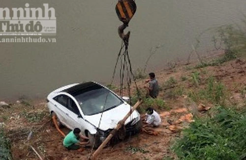 Sương mù dày đặc, xế hộp bay thẳng xuống sông