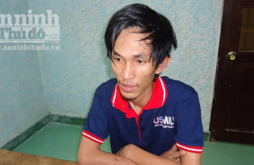 Vào đổ xăng, "tiện tay" giật dây chuyền của người bán xăng