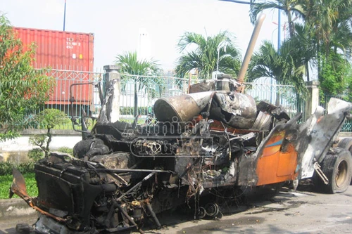 Xe đầu kéo bốc cháy dữ dội trên xa lộ Hà Nội