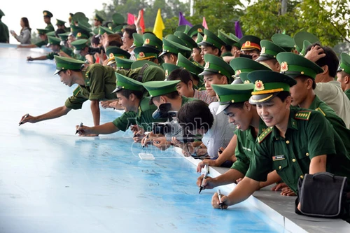 Xác lập kỉ lục “Tấm bản đồ Việt Nam có nhiều người ký tên lớn nhất”