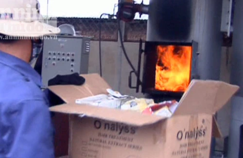 Tiêu hủy 22 loại đông dược thu giữ tại phòng khám Trung Quốc