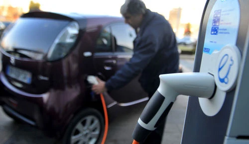 7 hãng ô tô thống nhất hệ thống sạc nhanh cho xe điện năng