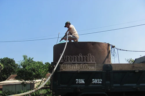 Khát, dân “đắng lòng” mua nước với giá 100.000 đồng/m3