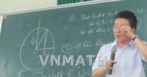 Giáo sư Ngô Bảo Châu giảng bài tại Đại học Huế