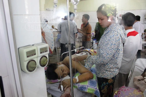 Loa phát nổ trên xe giường nằm, tài xế và phụ xe bị thương nặng