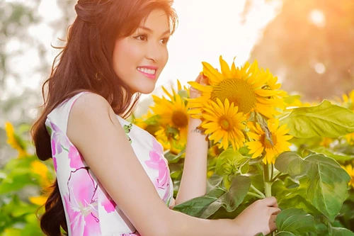 Oanh Yến rực rỡ dưới nắng xuân