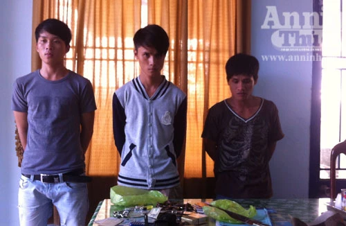 Bắt 3 đối tượng sử dụng ma túy đá và tàng trữ vũ khí trái phép