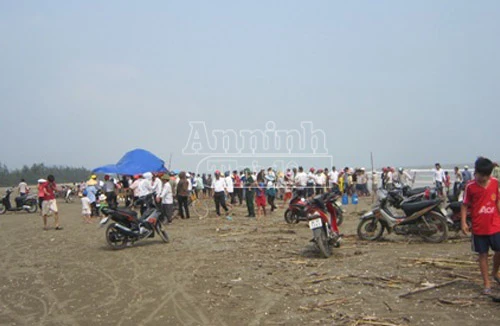 Đưa cháu đi chơi, dì chết loã thể, cháu gái mất tích