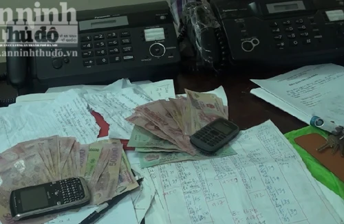 Bắt quả tang "nhà cái" đang thu gom bảng đề