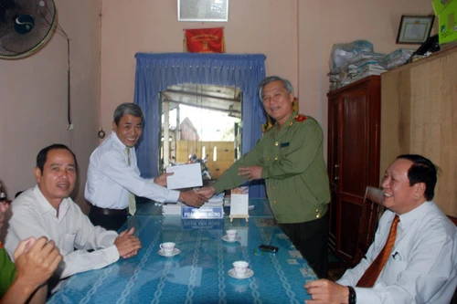 Thăm, tặng quà cho các trường bị thiệt hại nặng do lũ