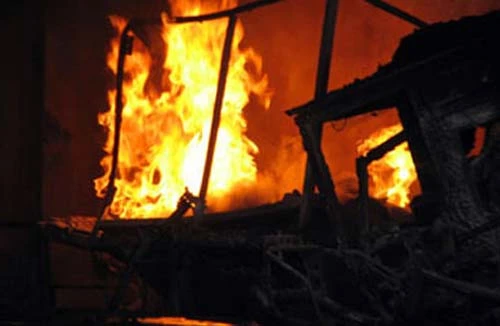 Bị "cắt quan hệ" liền đổ xăng, đốt nhà khiến 1 cụ bà chết cháy