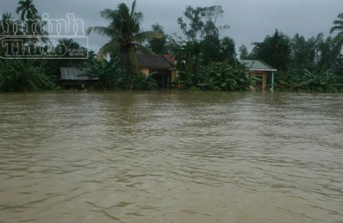 Mưa lũ gây lở núi, 14 ngôi nhà bị lấp
