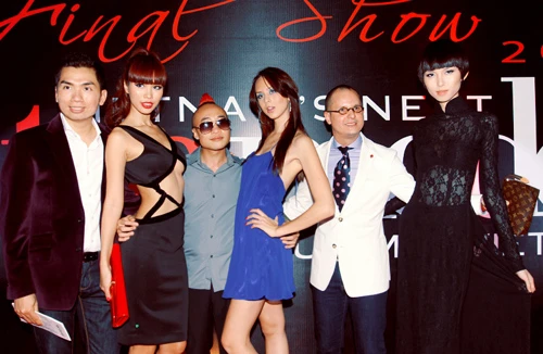 Hà Anh táo bạo khoe ngực và eo tại chung kết Next Top Model