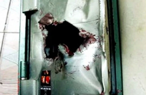 Trộm lẻn vào nhà, đục két sắt cuỗm đi hơn 17 triệu đồng