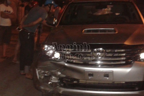 Người dân vây bắt chiếc “xe điên” gây tai nạn liên tiếp