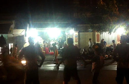 Hỗn chiến tại quán ăn đêm, 1 người chết gục bên đường