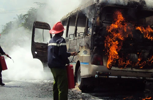 Xe ô tô bỗng dưng bốc cháy trên đường