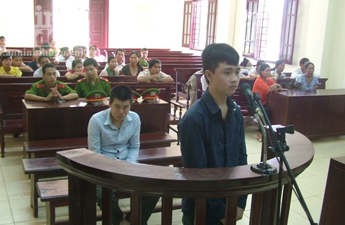 Người lớn vắng nhà, gã trai 9x hiếp dâm bé gái 4 tuổi