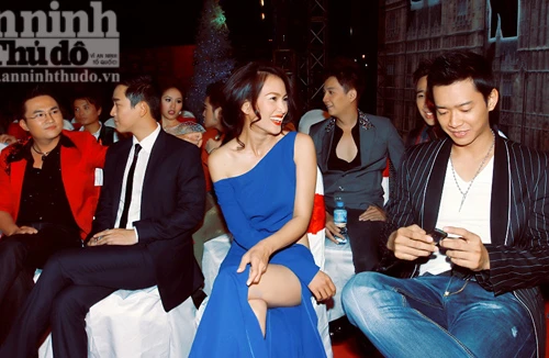 Anh Thư táo bạo khoe eo thon