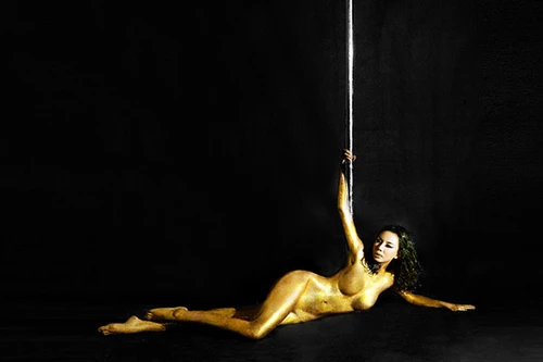 Lại Thanh Hương gây sốc với bộ ảnh nude 100% 