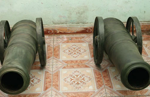 Phát lộ súng thần công thời Nguyễn dưới lòng hồ Thác Bà