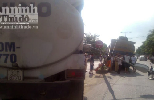 Tránh xe máy, xe bồn chở xăng húc gãy đèn cao áp