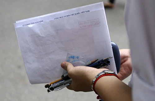 Bình Định: Một thí sinh bị đình chỉ do mang điện thoại di động vào phòng thi