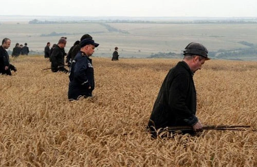 Mảnh vỡ máy bay, thi thể hành khách MH17 rơi xuống vườn nhà dân