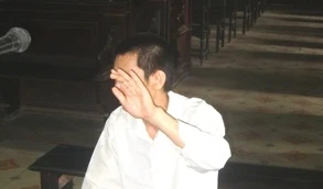 Cha thú tính, xông vào nhà tắm cưỡng dâm con gái ruột 