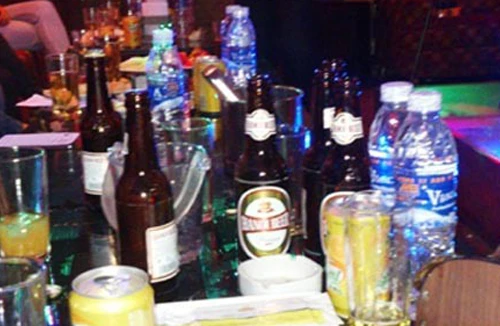 Đánh nhau vỡ đầu tại phòng hát karaoke 