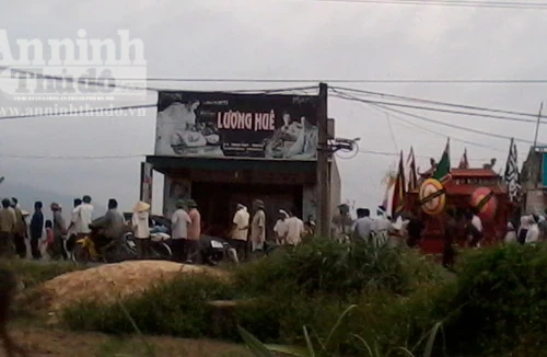 Hy hữu: Người phụ nữ ngồi chết trong chum đựng lúa