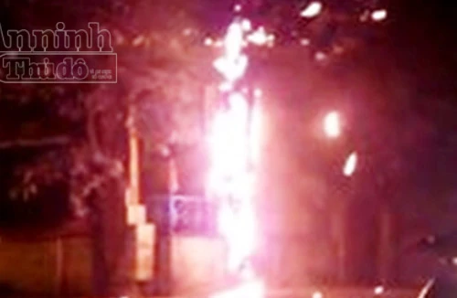 Cột điện phát hỏa giữa đêm, hàng trăm người dân hoảng sợ