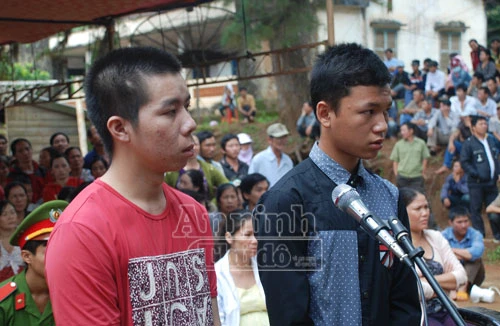 Bị chặn đánh, nam thanh niên rút dao đâm chết người