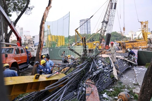 Cần cẩu nặng cả trăm tấn rơi vào sân Bảo tàng Mỹ thuật TP.HCM