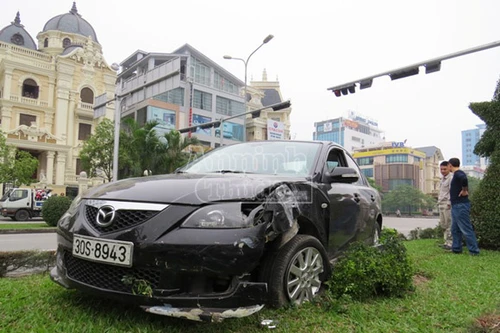 Xế hộp “bại trận” trước trụ đèn tín hiệu giao thông