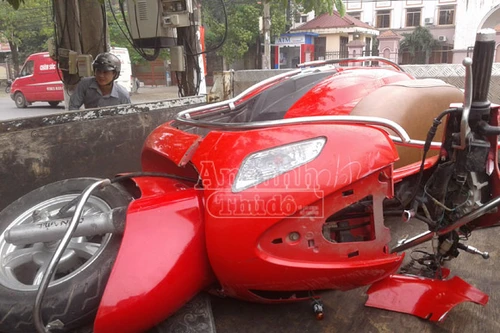 Lao xe máy vào cột báo hiệu giao thông, nam thanh niên tử vong