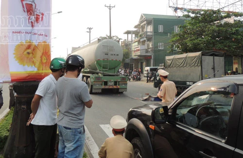 Lao đầu vào xe bồn, nam thanh niên chết thảm